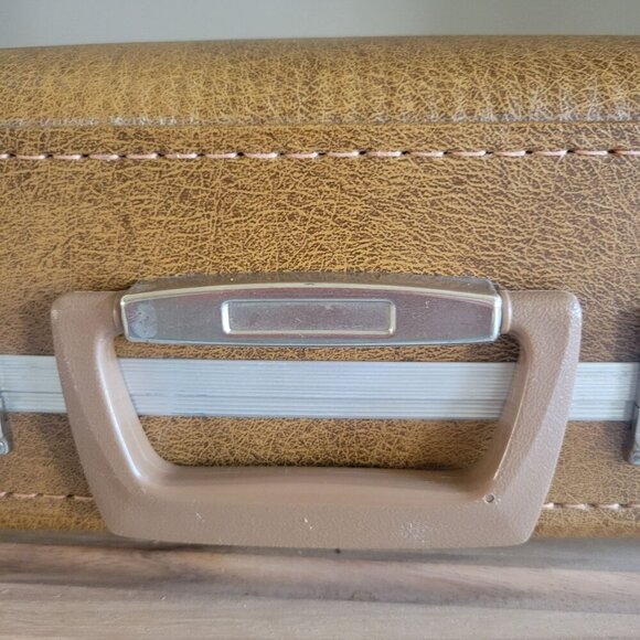 Vintage Brown Vanity Hard Shell Suitcase W Handle and 2 Latches - Picture 8 of 10